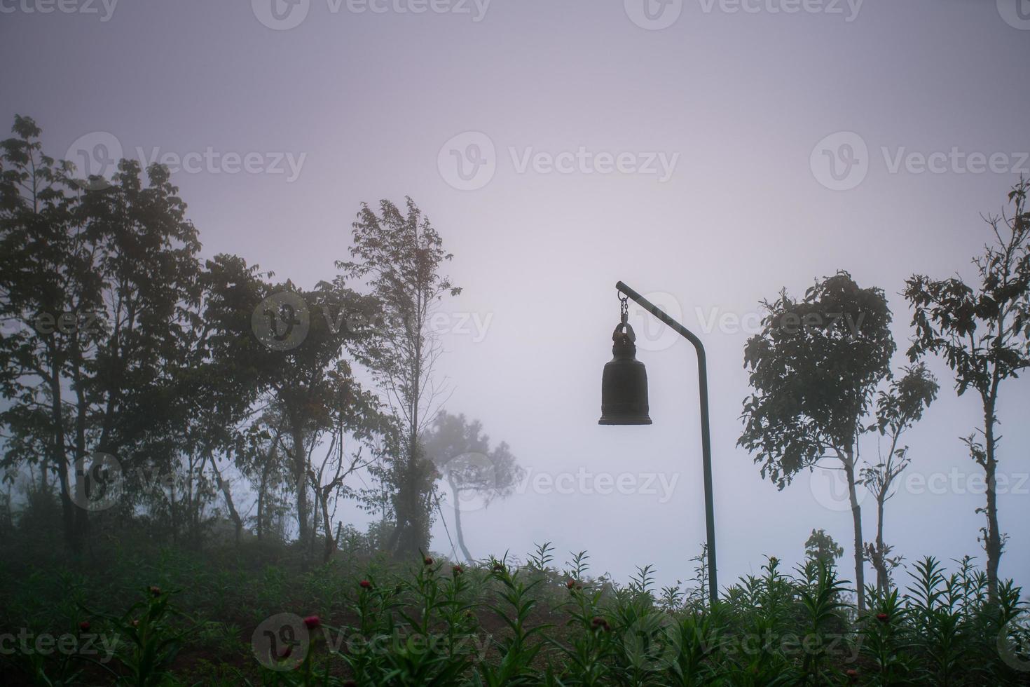 synvinkel av soluppgångsscenen vid phu chi phor, khun yuam-distriktet, maehongson-provinsen, thailand foto