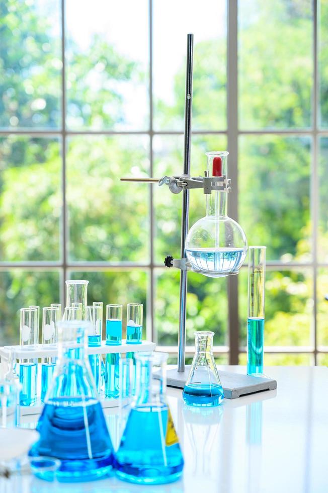 labbutrustning med blå vätska inuti stå på bordet på laboratoriet. foto