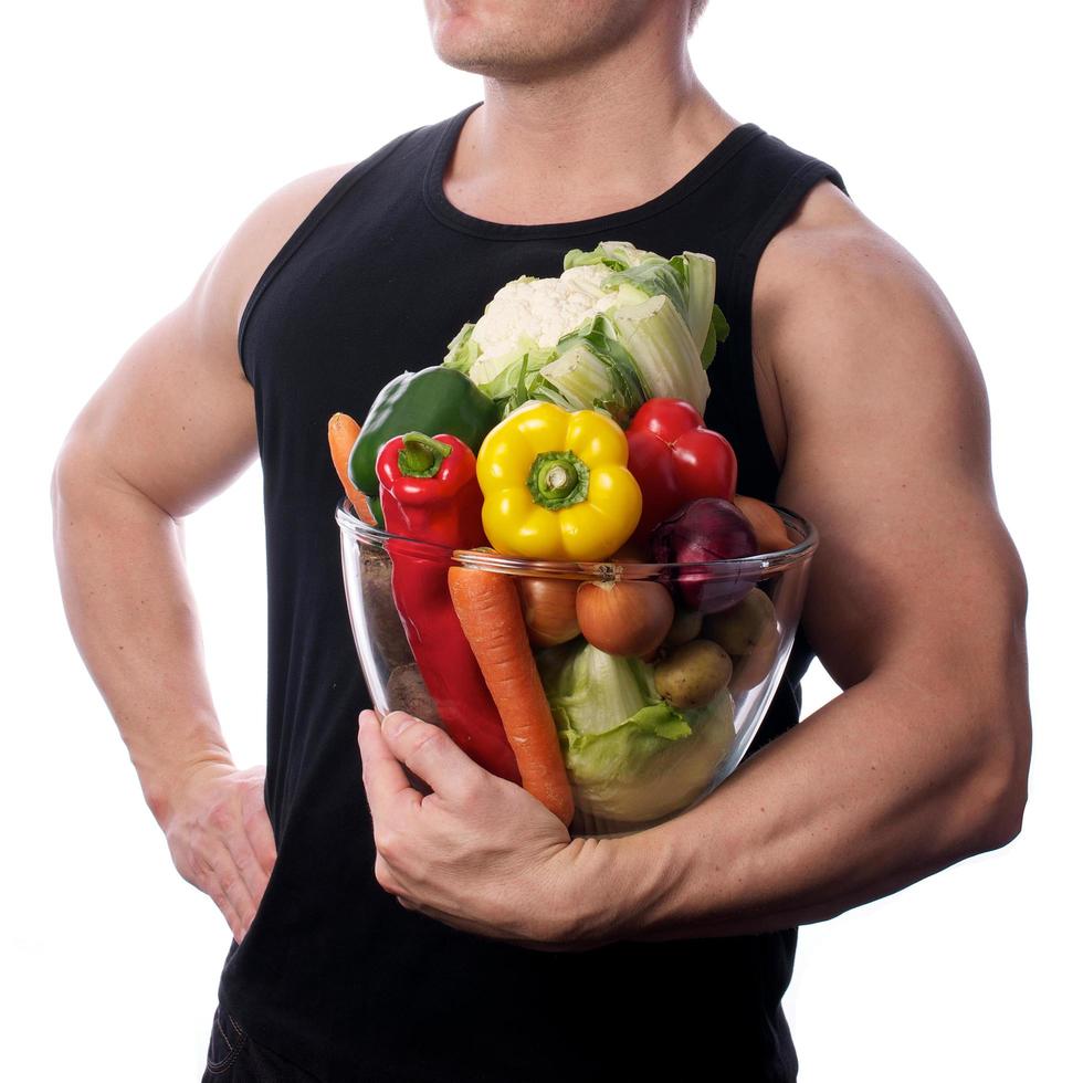 rå mat man håller grönsaker och frukt foto