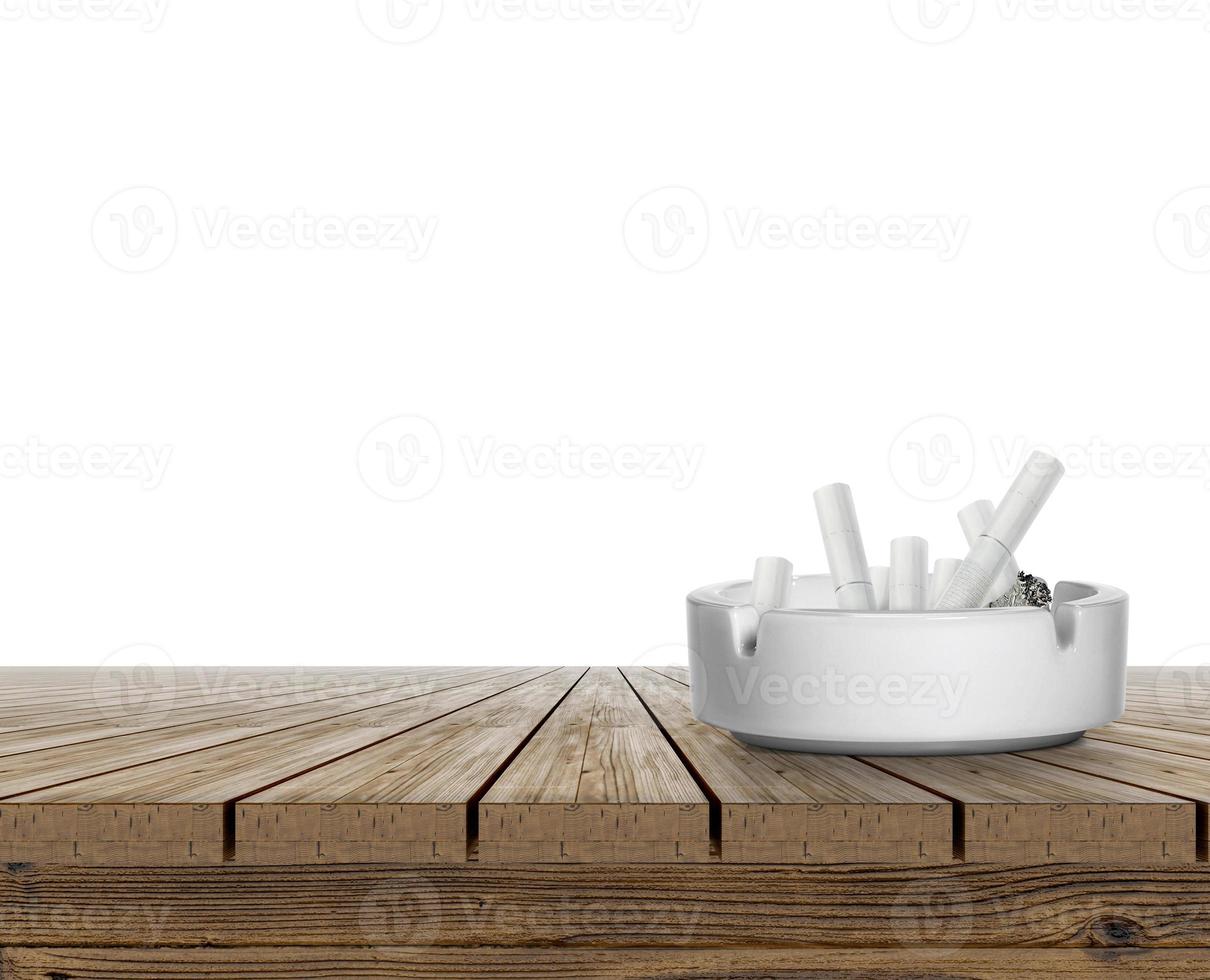 askfat full av cigarettfimpar på träbordsskiva på vit bakgrund foto
