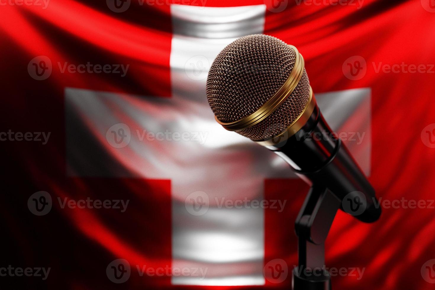 mikrofon på bakgrunden av den nationella flaggan i Schweiz, realistisk 3d-illustration. musikpris, karaoke, radio och ljudutrustning för inspelningsstudio foto