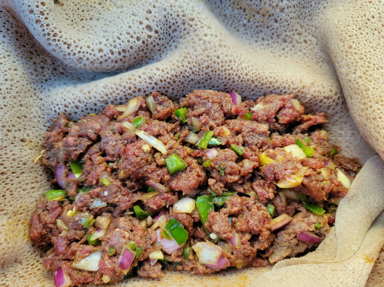 råbiff etiopisk delikatess som heter kitfo med bröd och paprika foto