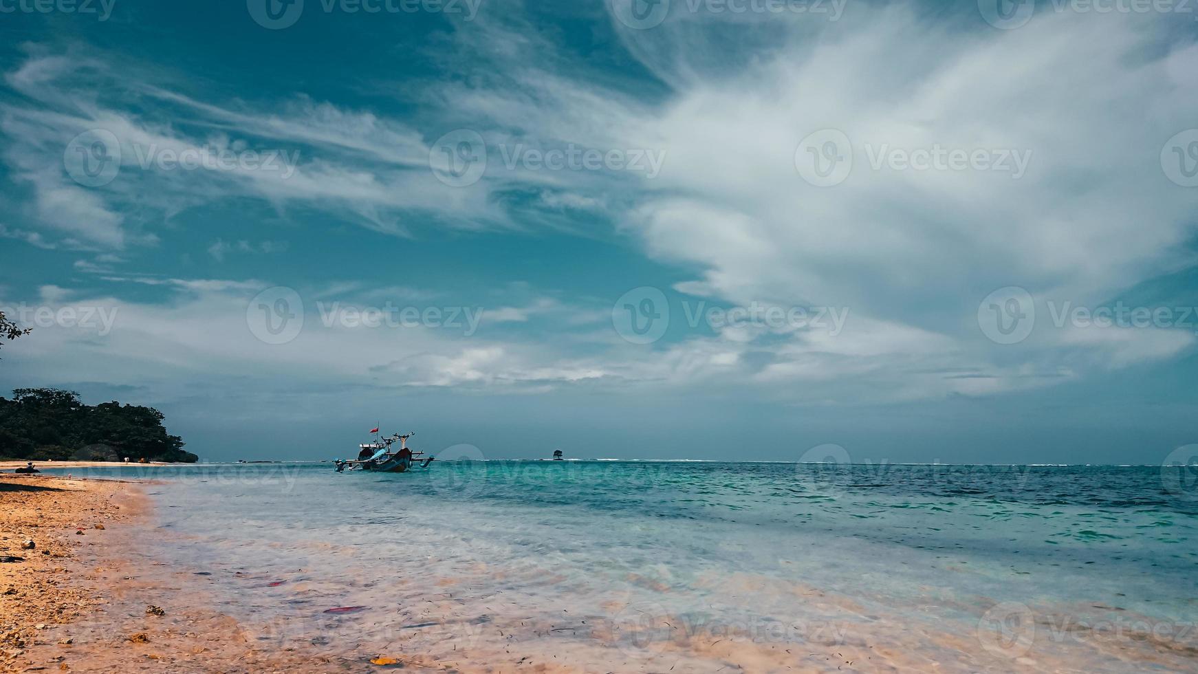 vackert strandlandskap med klarblå himmel foto