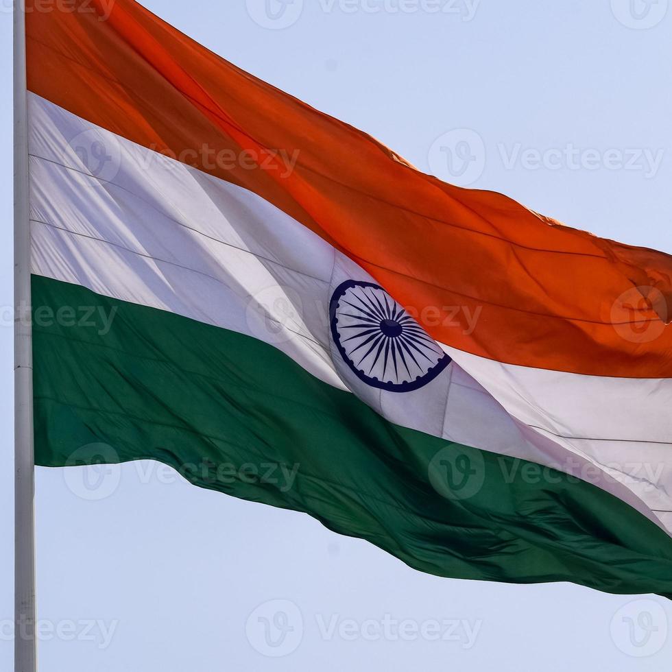 Indien flagga vajar högt på connaught plats med stolthet över blå himmel, Indien flagga vajar, indisk flagga på självständighetsdagen och republikens dag i Indien, tilt up shot, viftande indiska flaggan, flaggor i Indien foto