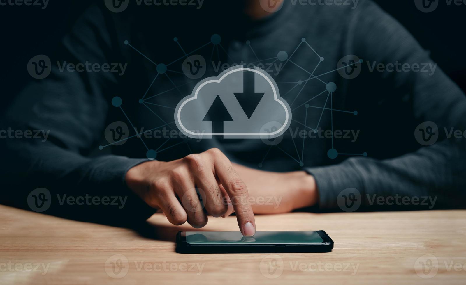 man använder smartphone med virtuell cloud computing med anslutning line.cloud datorsystem för att dela nedladdning och ladda upp big data information. foto