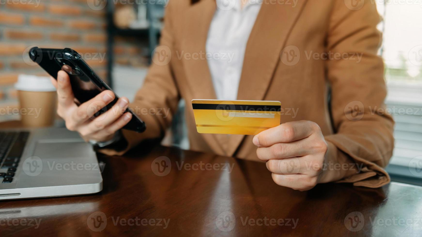 hand som använder bärbar dator för mobila betalningar online-affärer, hörlurar, sittande. online shopping betalningar koncept. foto