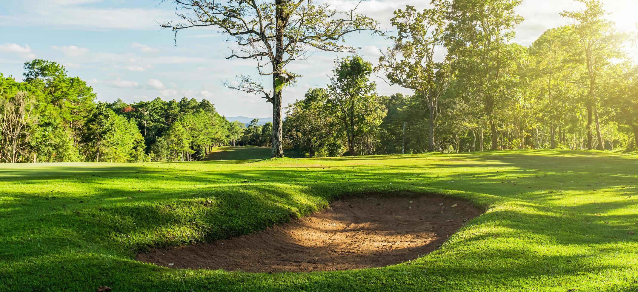 panorama landskap golf crouse med solljus foto