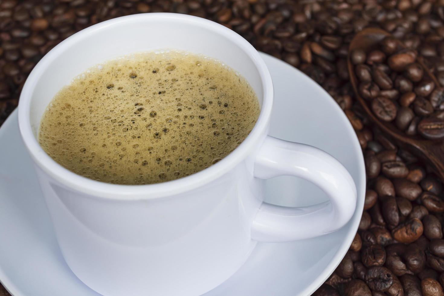 kopp kaffe och kaffebönor bakgrund. mat och dryck koncept. kopieringsutrymme foto