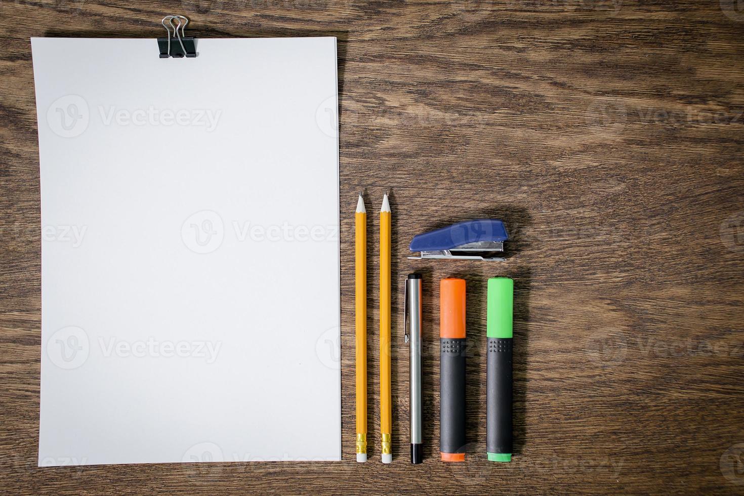 papper och blyertspennor på träbordet. närbild. foto