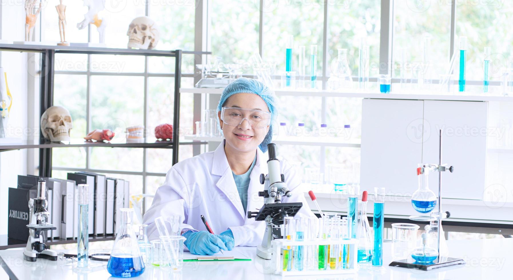 asiatisk kvinnlig forskare, forskare, tekniker eller student genomförde forskning i laboratorium foto