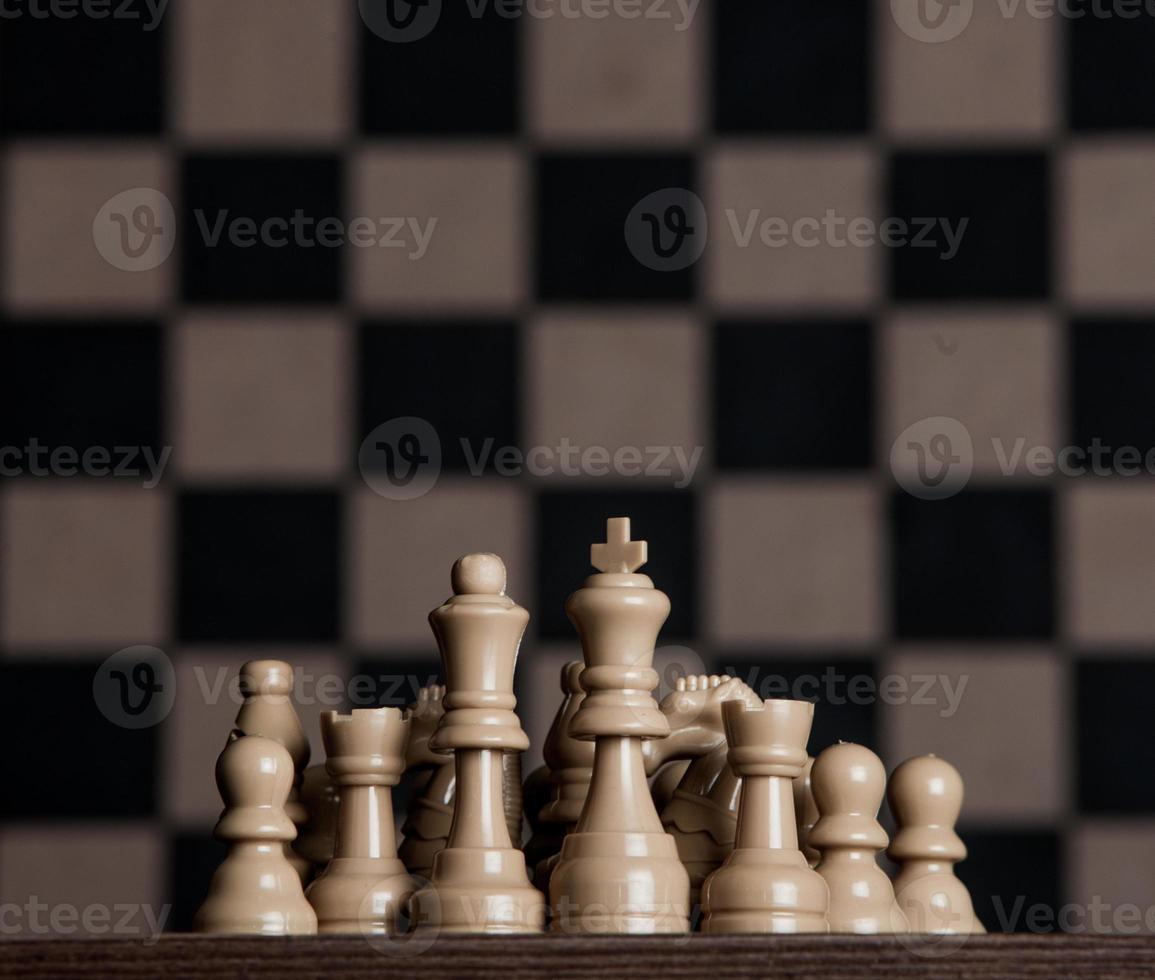 schackbräde med schackpjäser. schack på den mörka bakgrunden. affärsframgång koncept. strategi. schackmatt. foto