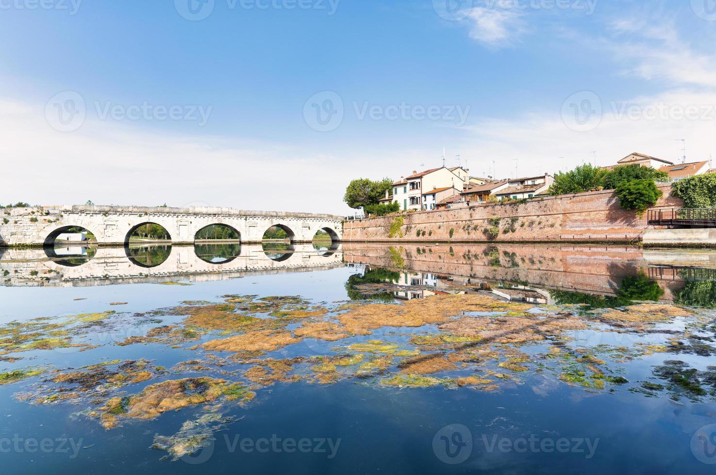 kanten av san giuliano och augustus tiberius-bron i rimini foto
