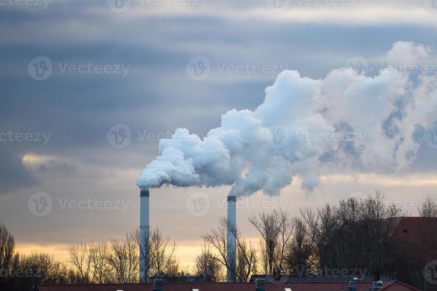rökskorstenar med förorenande utsläpp foto