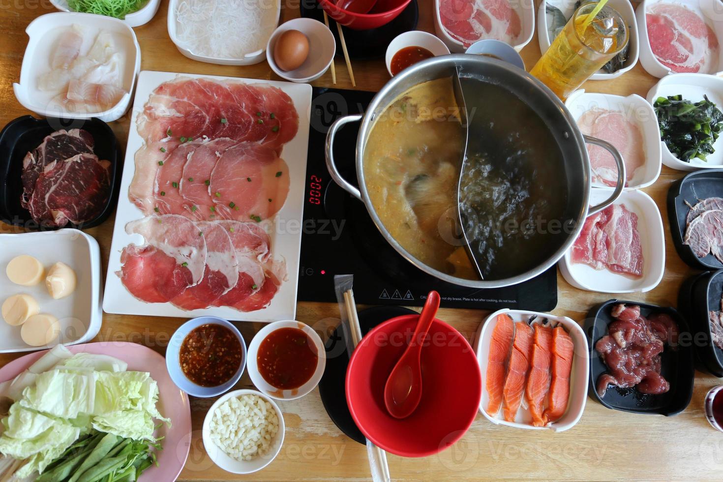selektiv inriktning av ingredienser med grönsaker för matlagning eller shabu shabu och sukiyaki, japansk mat foto