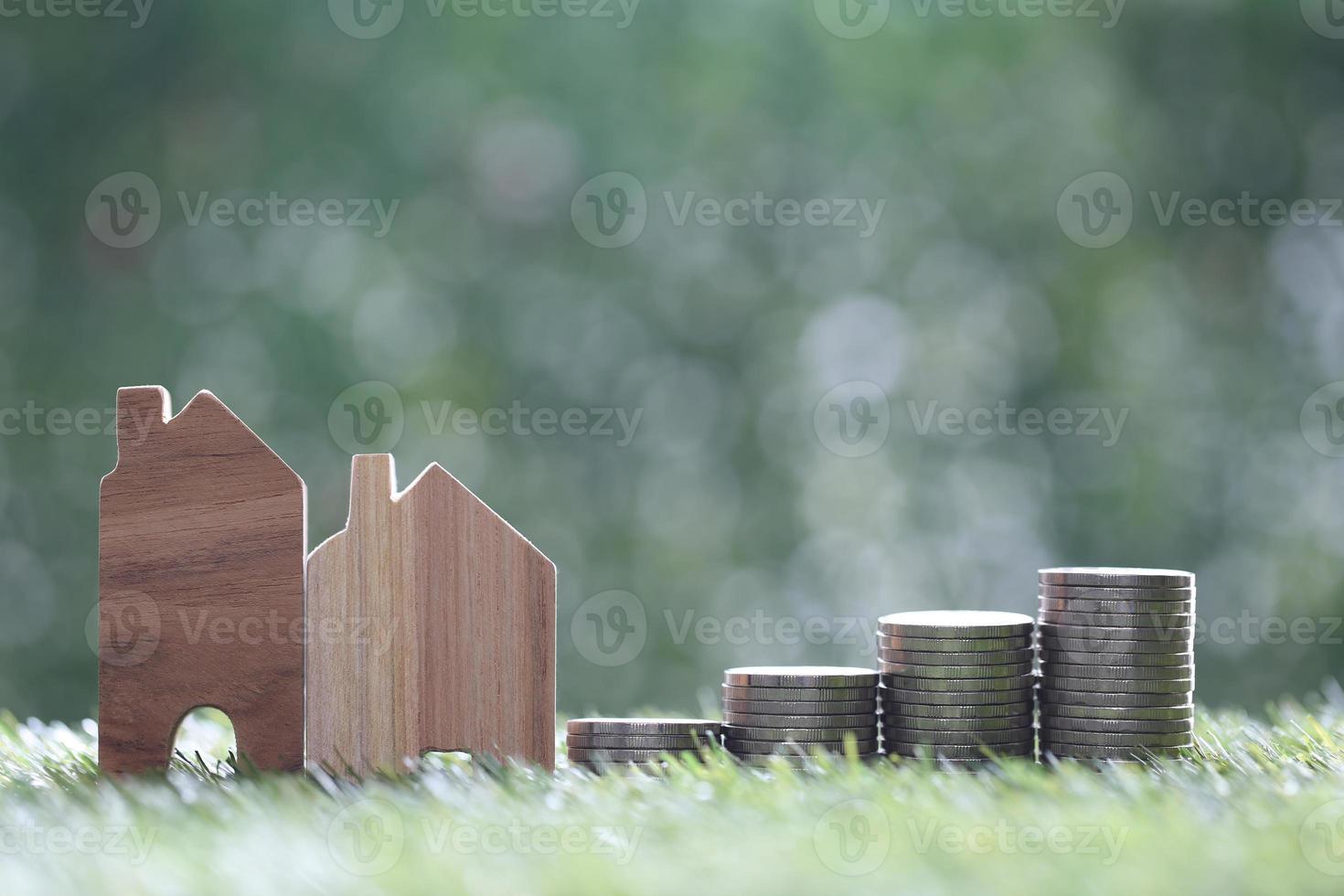 inteckning, modellhus och hög med myntpengar på naturlig grön bakgrund, affärsinvestering och fastighetskoncept foto