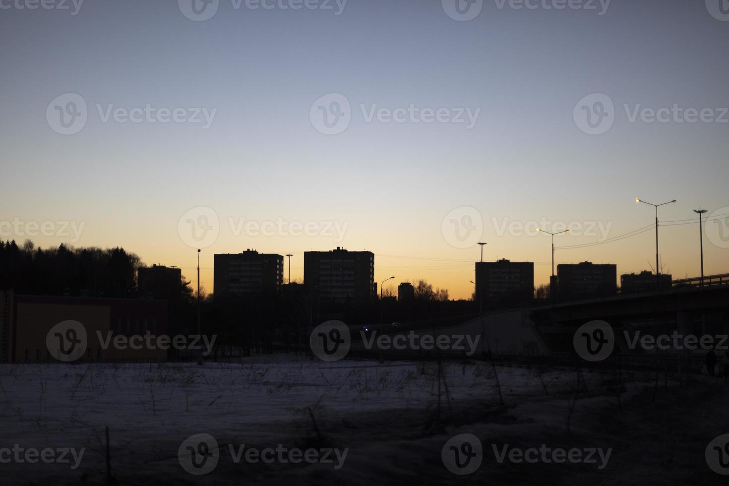 stadsbilden vid solnedgången. siluett av staden. skuggor av hus. foto