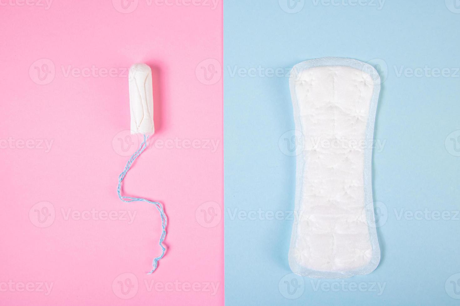 bindor och tampong på färgad bakgrund. hygienprodukter för kvinnor. menstruation koncept. foto