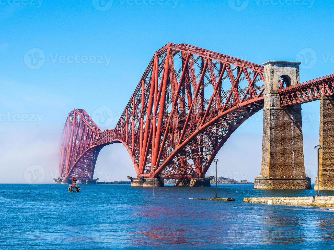 hdr fram bro över firth of forth i edinburgh foto