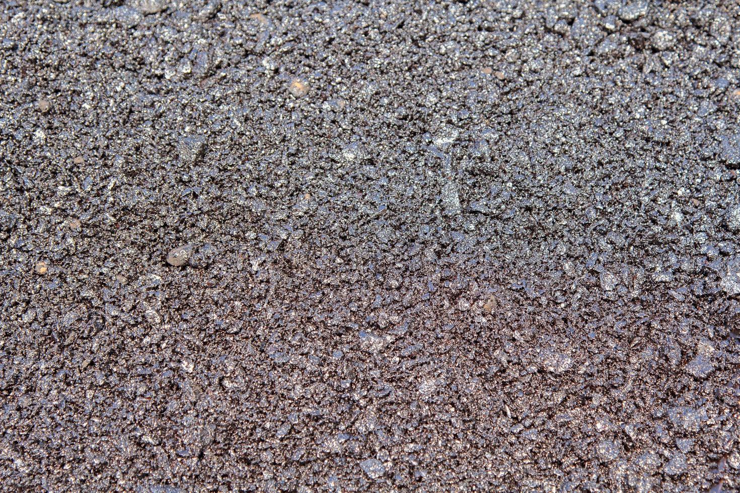 asfaltvägbana under konstruktion har grusfogar, med svart och grå bakgrund som vertikal och horisontell bild. foto
