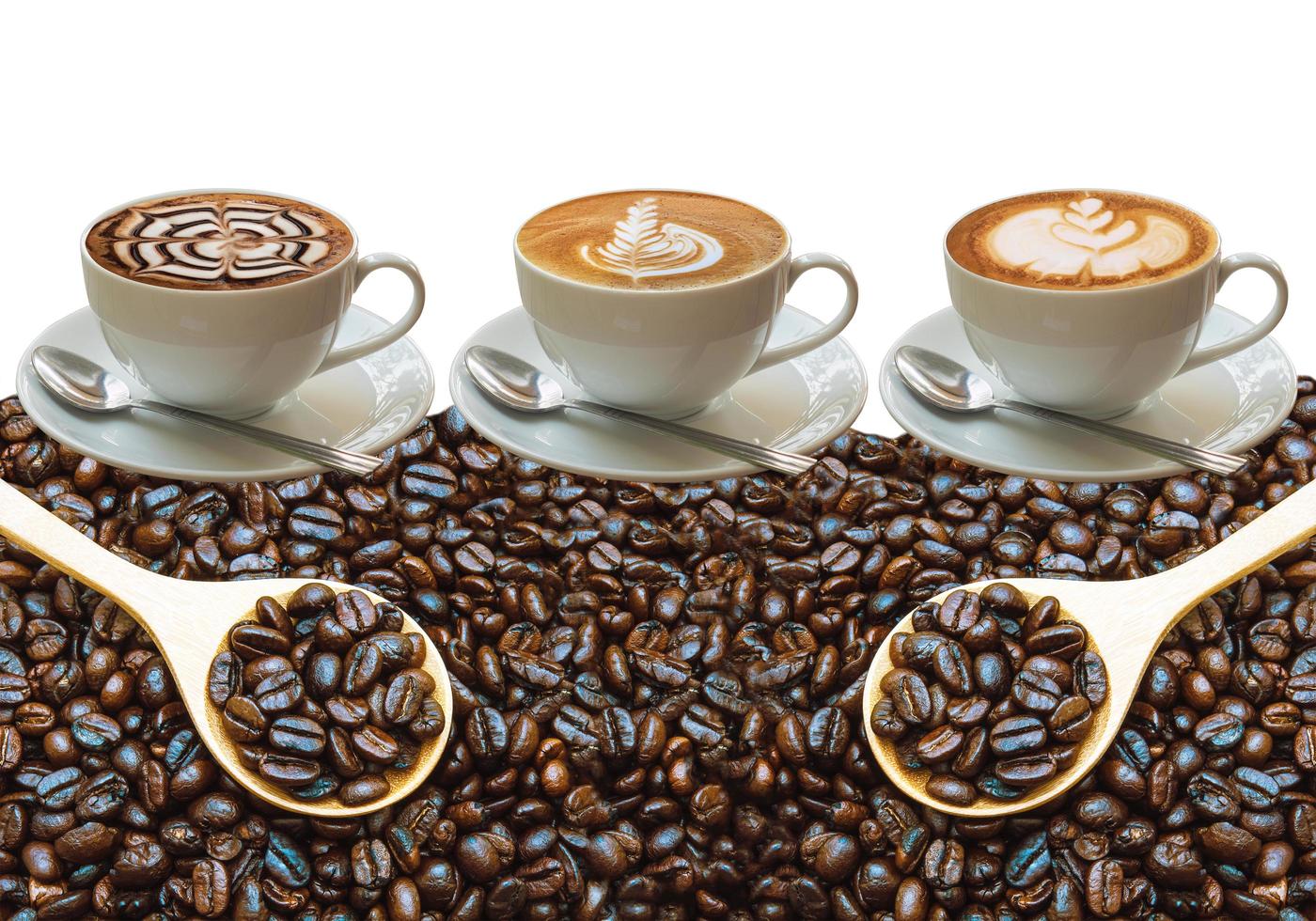 latte kaffekopp dekoration ansikte med kaffeböna och träslev foto