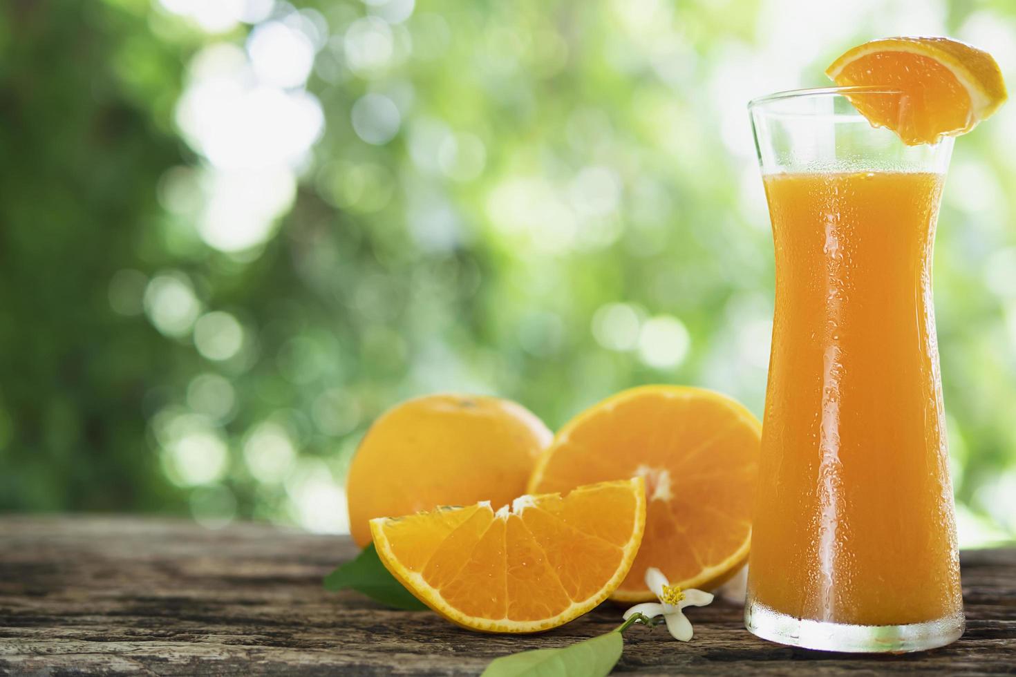 färsk apelsinjuice fruktdryck glas över vit bakgrund - tropisk apelsin frukt för bakgrundsbruk foto