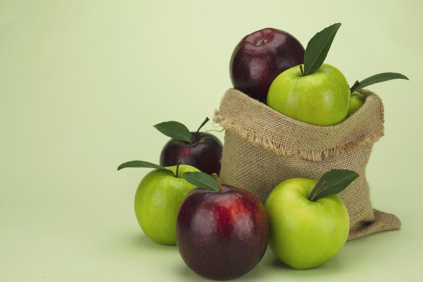 färskt rött äpple över mjuk grön bakgrund - färsk frukt bakgrund koncept foto