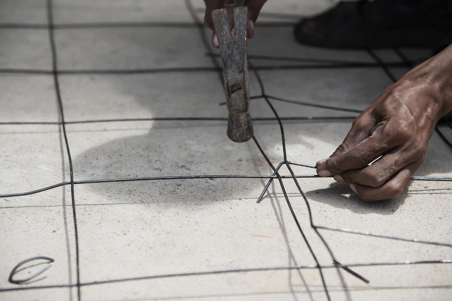 byggnadsarbetare binder upp konstruktionsstål, golvbetong förberedelse foto