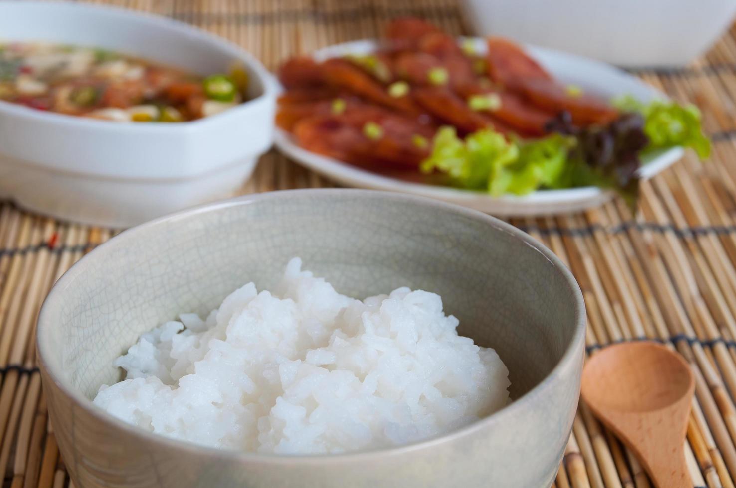 mjukkokt ris med annan mat i thailändsk stil foto