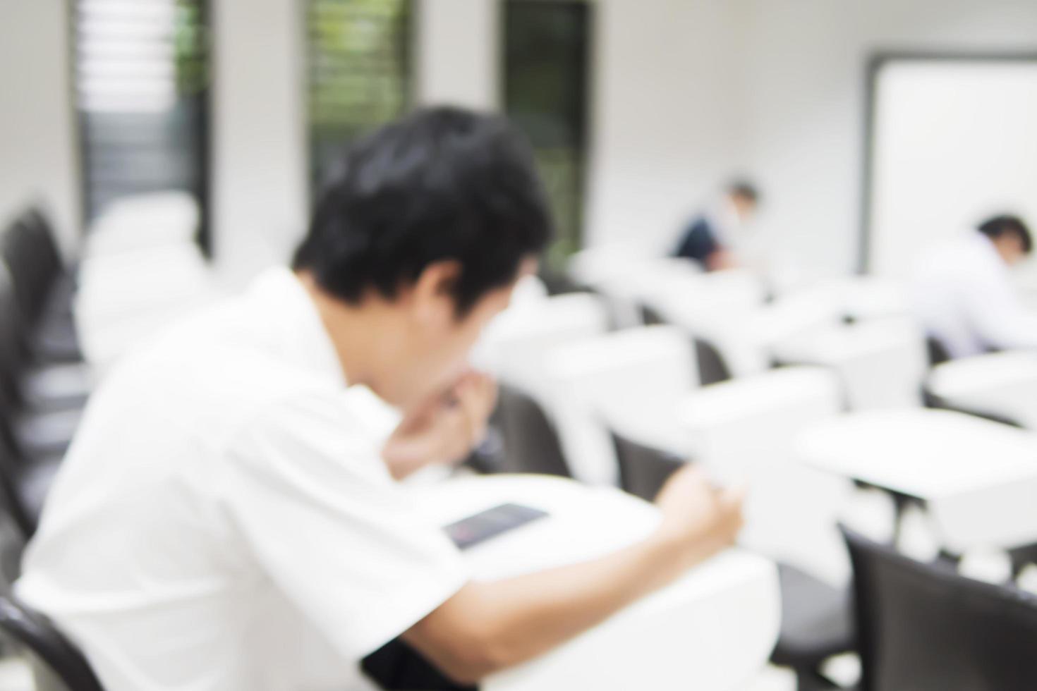 suddig bild av studenten i undersökningsrummet foto