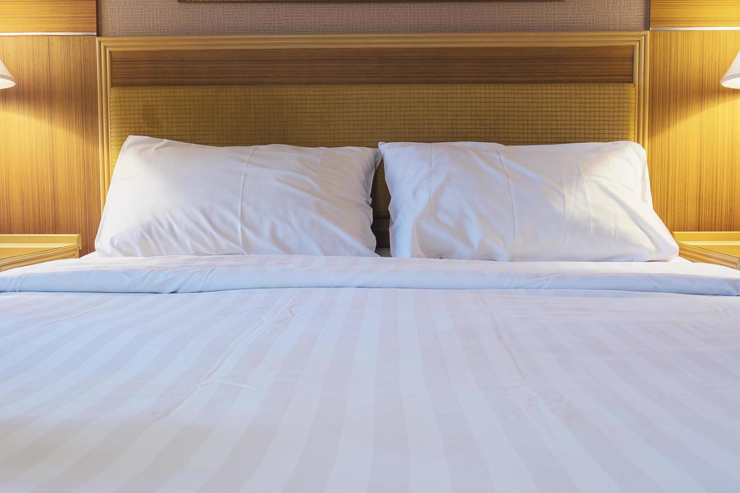 vitt tyg sängkläder set i rent modernt hotell foto