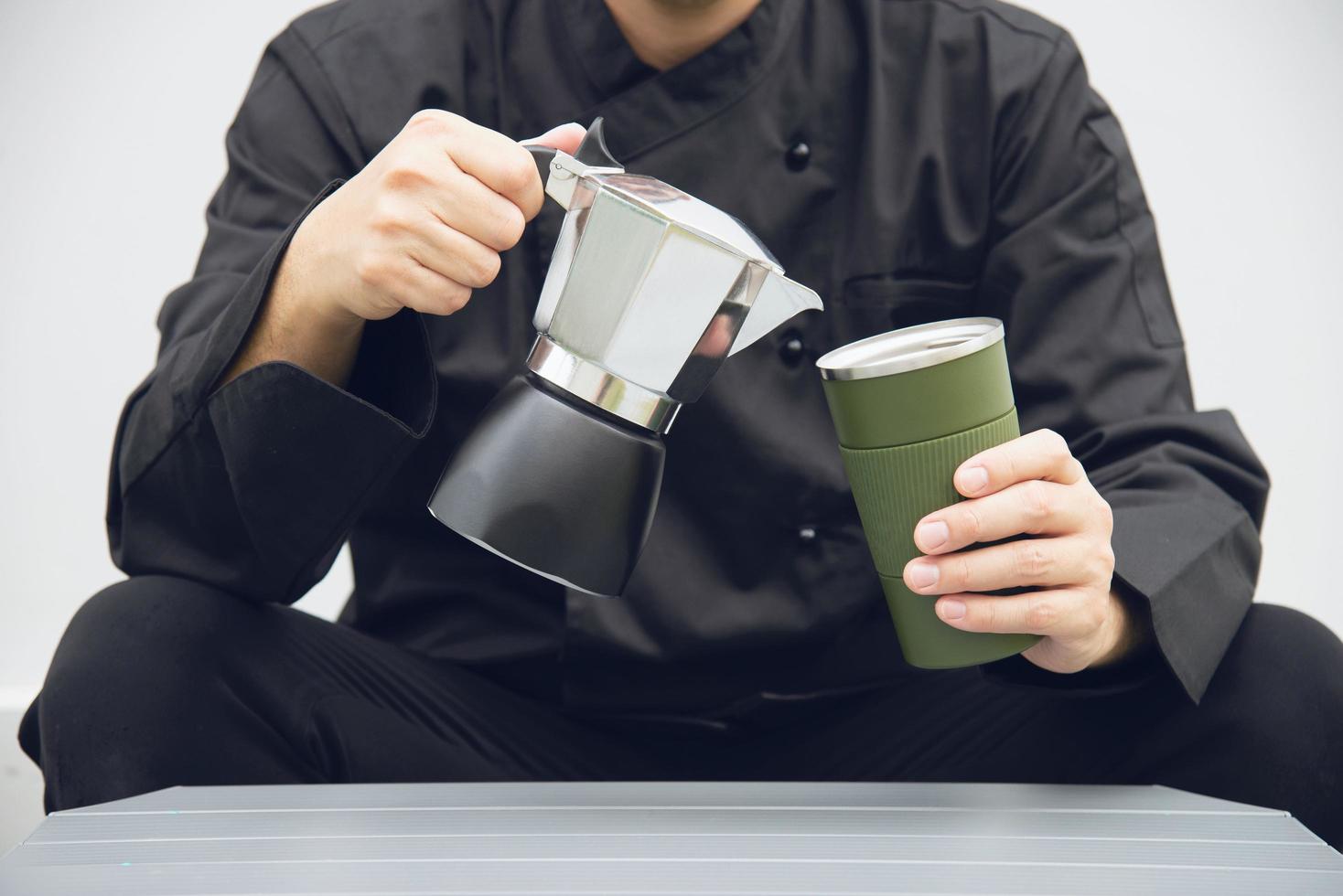 asiatisk barista gör varmt kaffe med moka potten foto