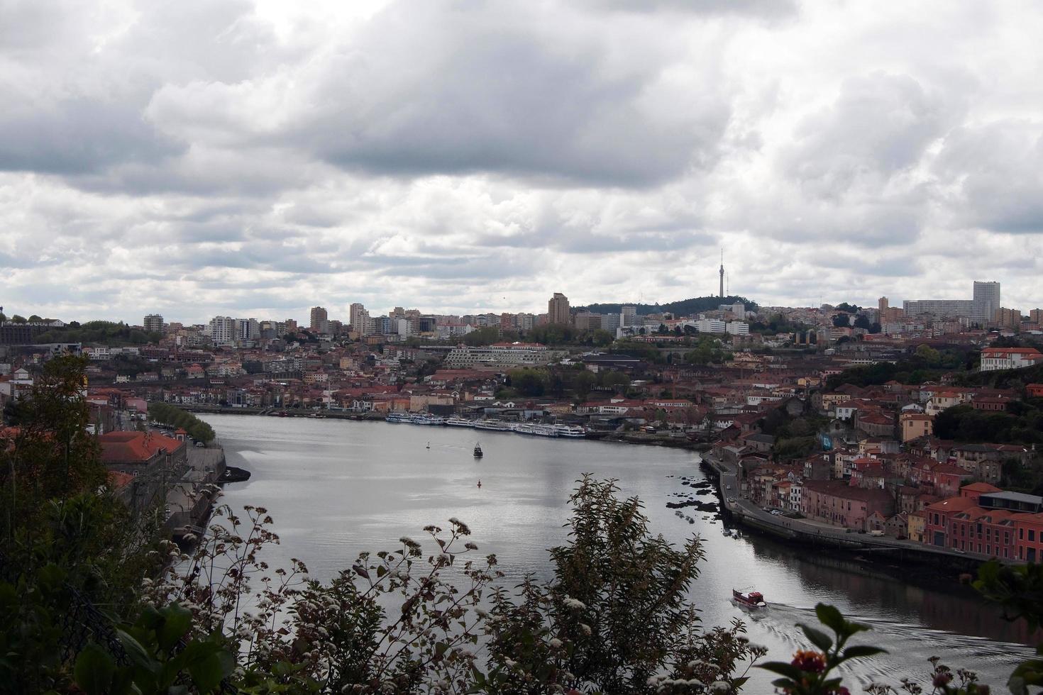 pittoresk flygfoto över porto. dourofloden, molnig dag foto