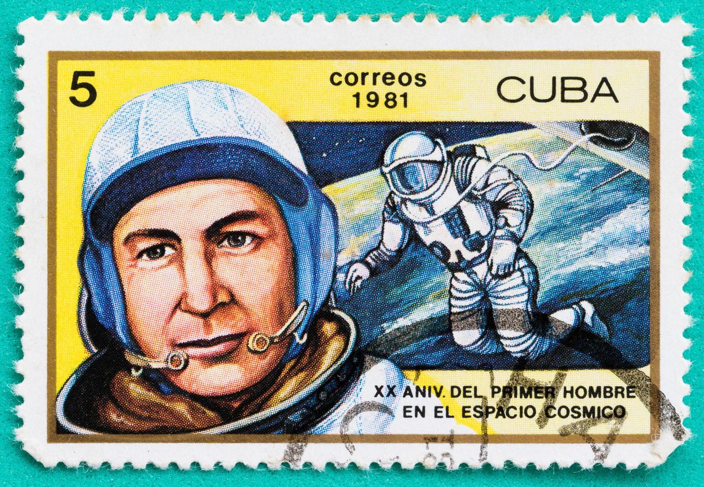 begagnade frimärken med tryckta i kuba rymdteman foto