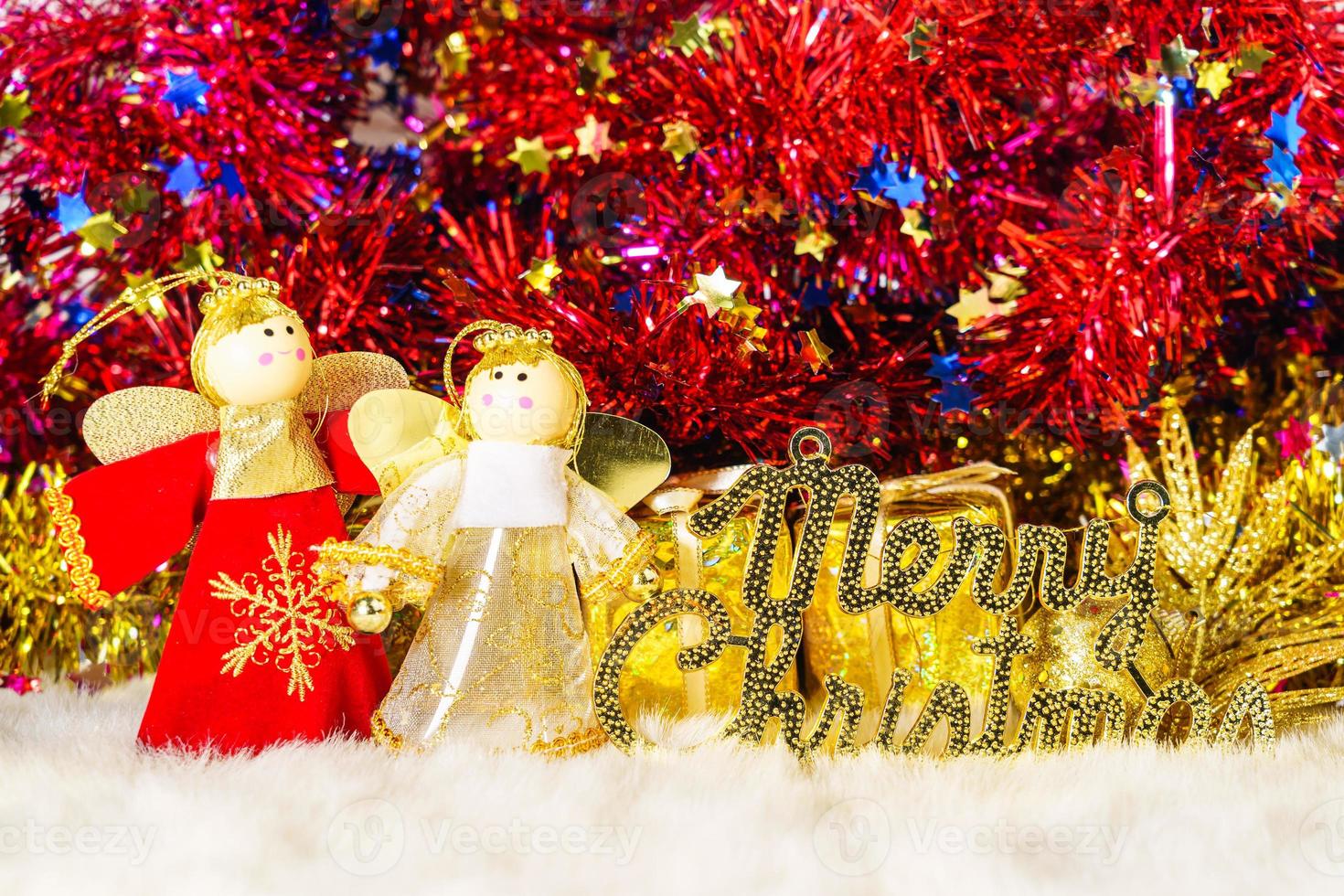 juldocka med juldekorationer och dekorationer foto