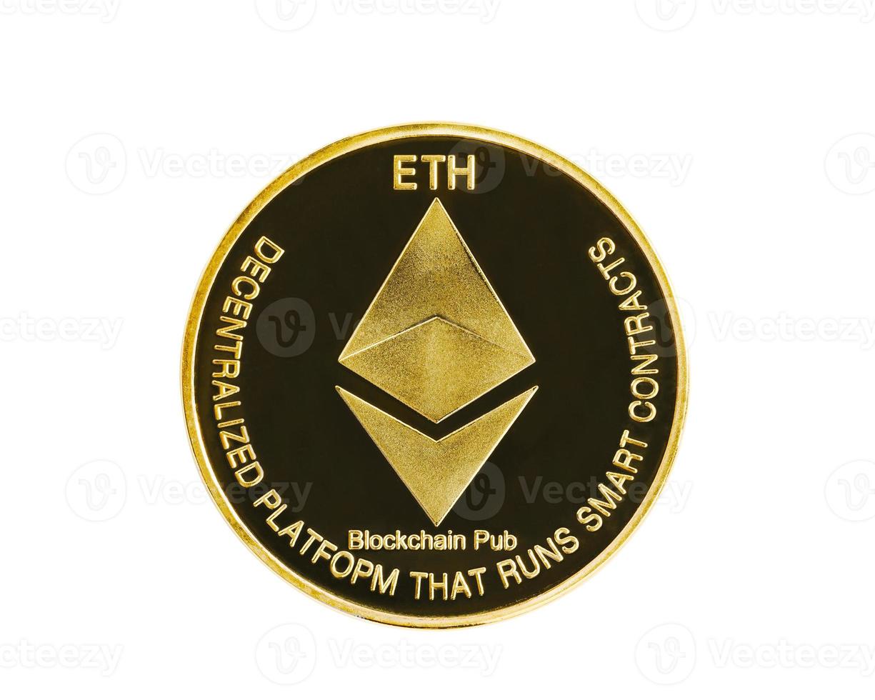 närbild gyllene ethereum symbol på vitt foto