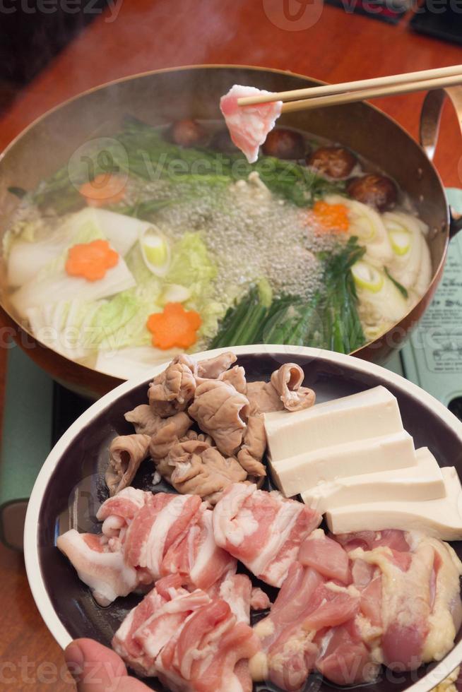 japansk mat. sukiyaki. kött och grönsaker kokta i buljong. foto
