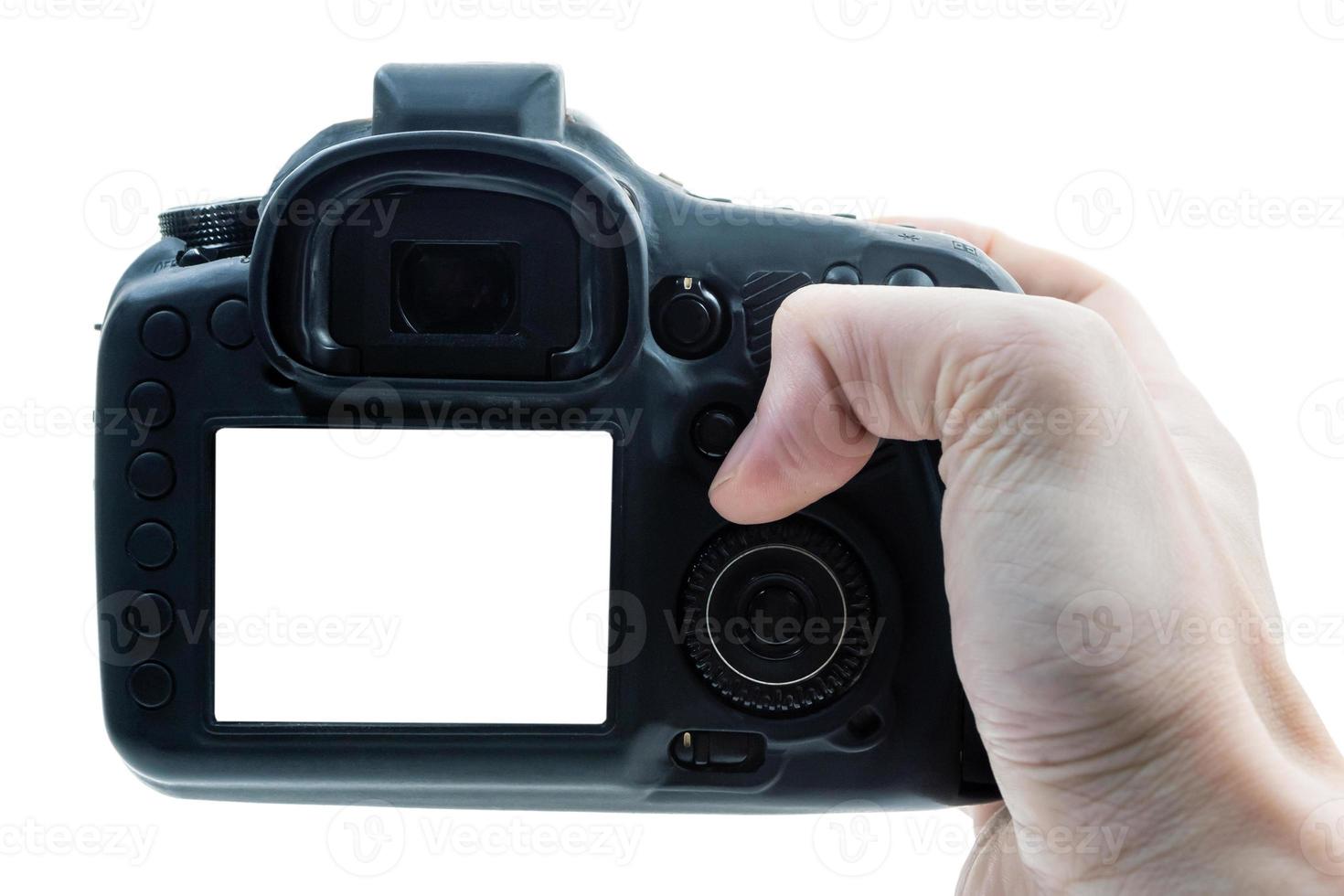 närbild av manlig hand tryck på knappen för en svart digitalkamera. foto