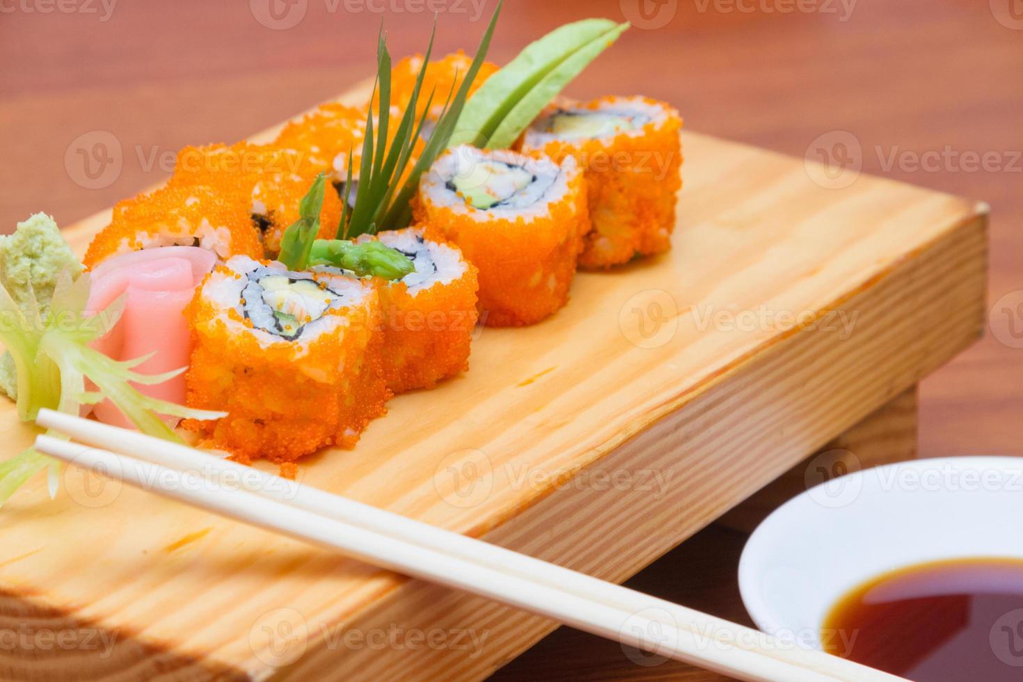 sushi, japansk mat, Kalifornien rullar på träplatta. foto