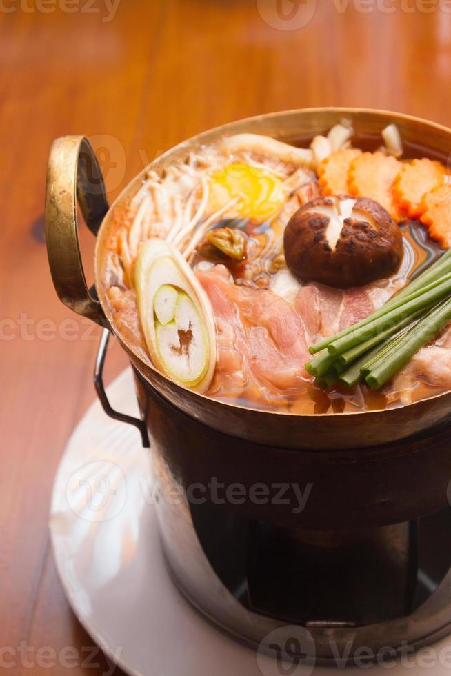 japansk mat. sukiyaki. kött och grönsaker kokta i buljong. foto