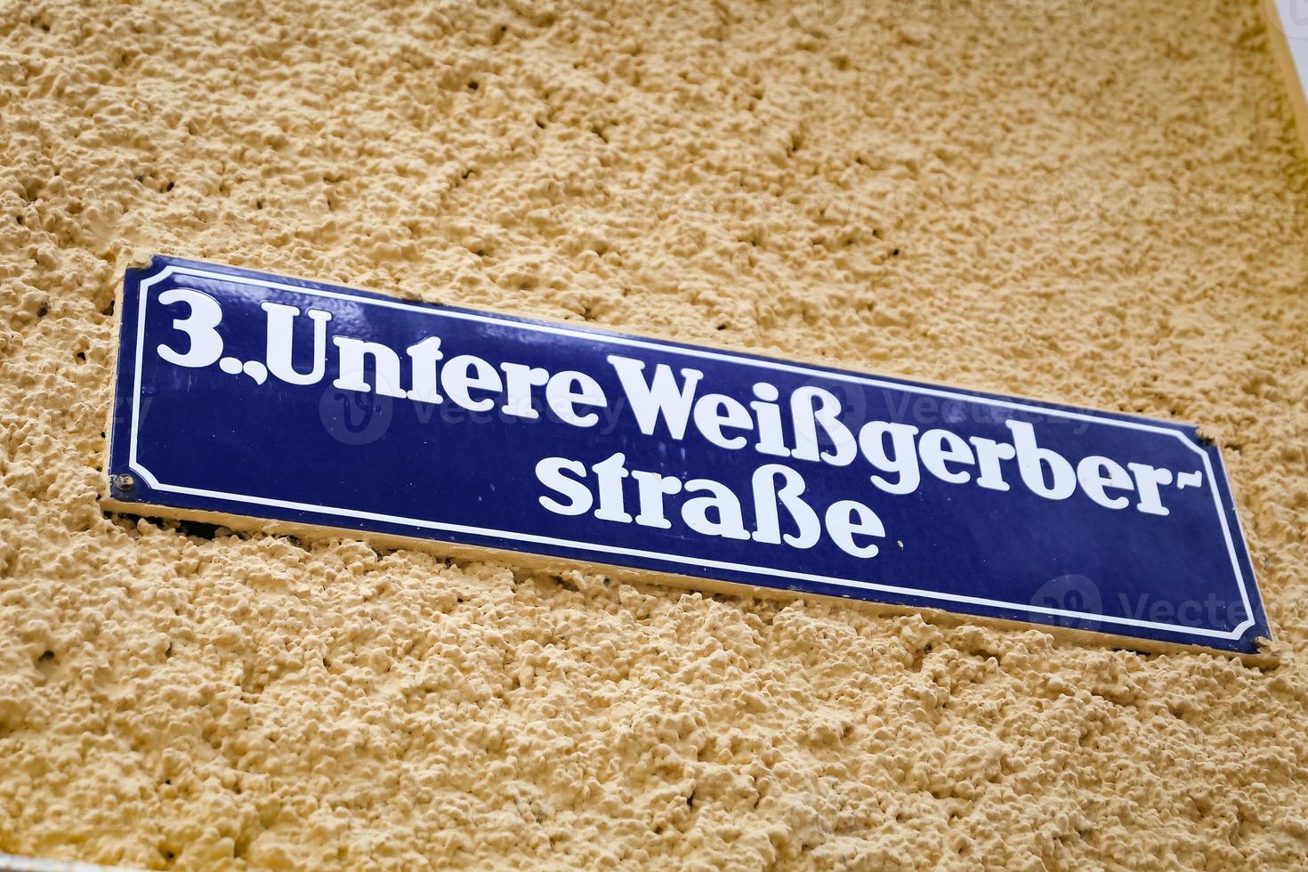 untere weibgerber strabe gatuskylt i Wien, Österrike foto