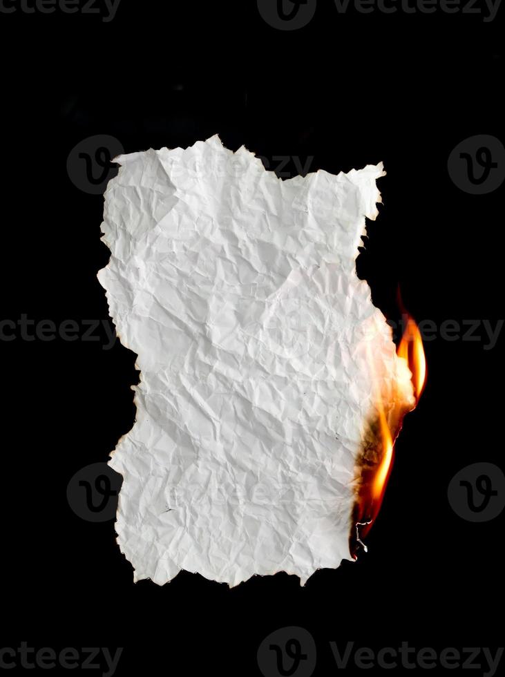 brinnande papper mörk bakgrund foto