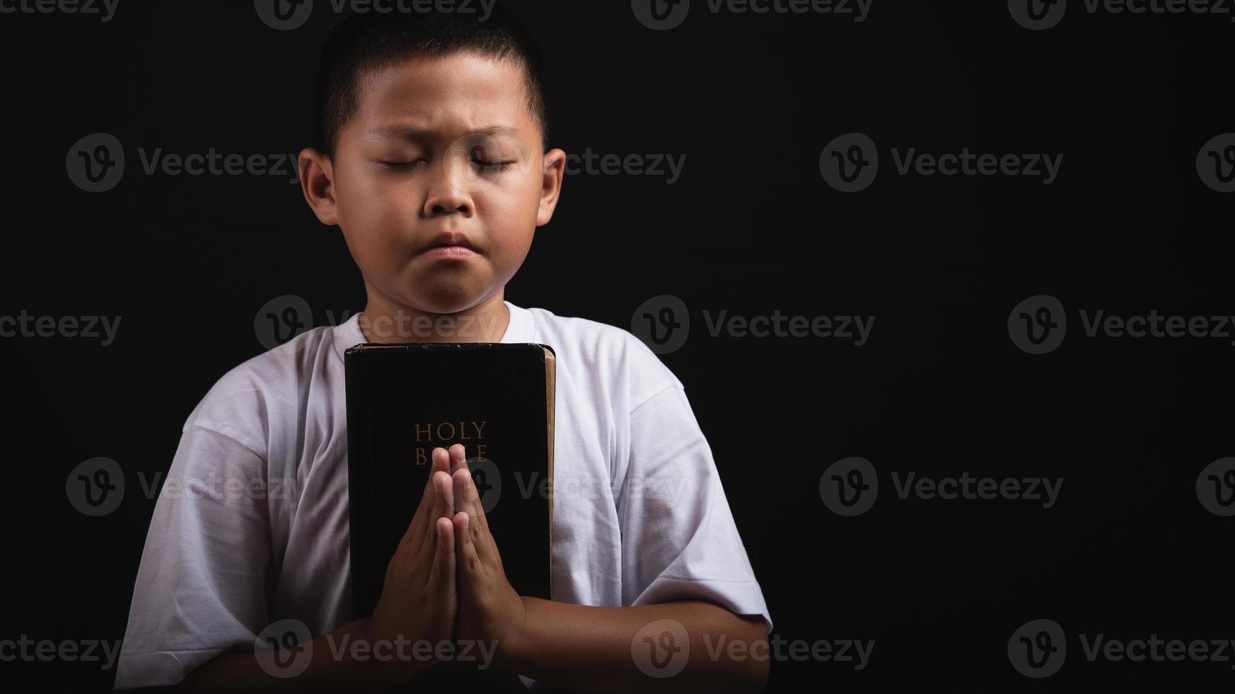 pojke som ber till gud hemma foto