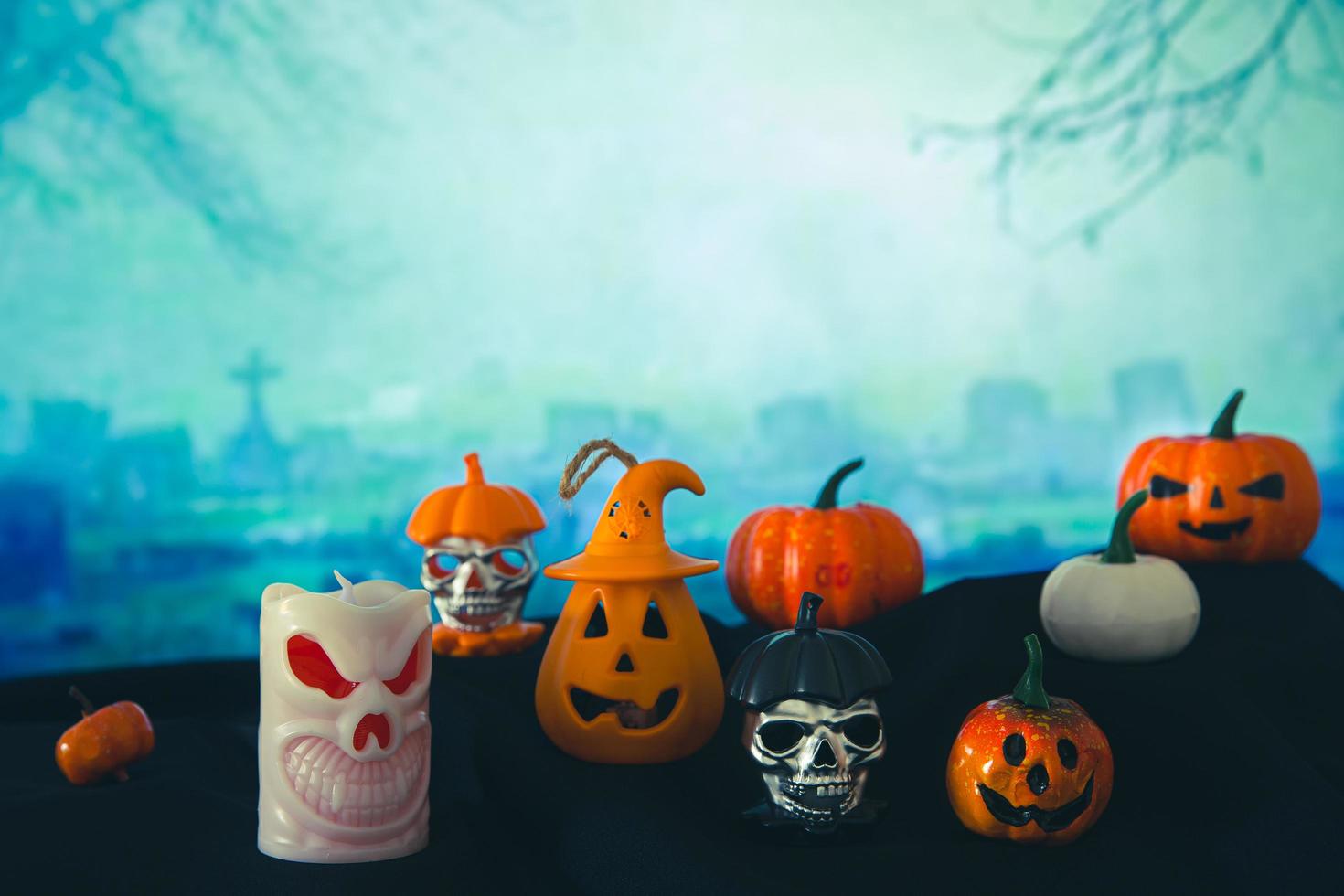 spöklik kyrkogård med glöd halloween pumpa foto