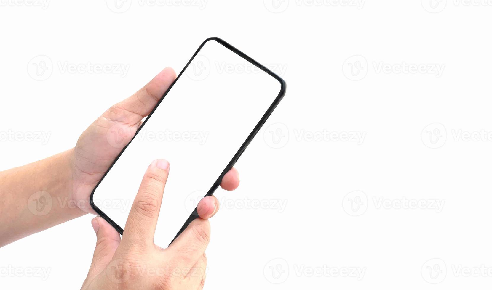 hand affärskvinna som håller mobil smartphone med tom skärm isolerad på vit bakgrund med urklippsbana. foto