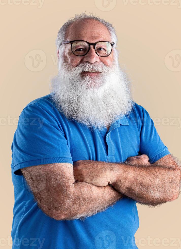 gammal man med långt skägg på pastellbakgrund. senior med helvitt skägg. foto