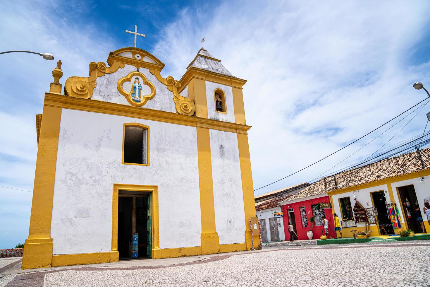 arraial d'ajuda - bahia - brasilien - cirka januari 2021 - kyrkan nossa senhora da ajuda, i den historiska stadskärnan i kommunen arraial d'ajuda, i södra Bahia. foto