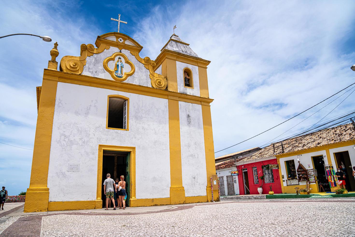 arraial d'ajuda - bahia - brasilien - cirka januari 2021 - kyrkan nossa senhora da ajuda, i den historiska stadskärnan i kommunen arraial d'ajuda, i södra Bahia. foto