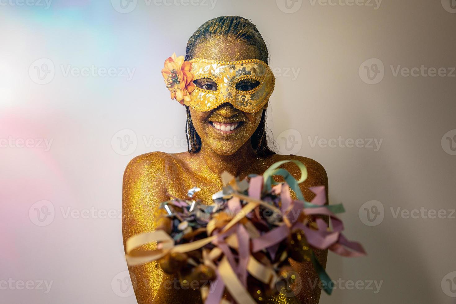 firande, händelse eller karneval koncept. rörelse och lycka att ha roligt. brasiliansk karneval. foto