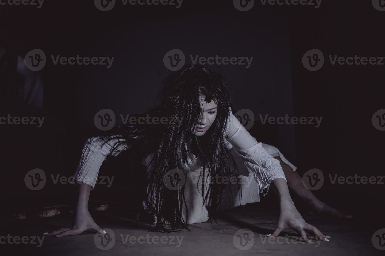 porträtt av asiatisk kvinna sminkspöke, skrämmande skräckscen för bakgrund, halloween festivalkoncept, spökfilmsaffisch foto