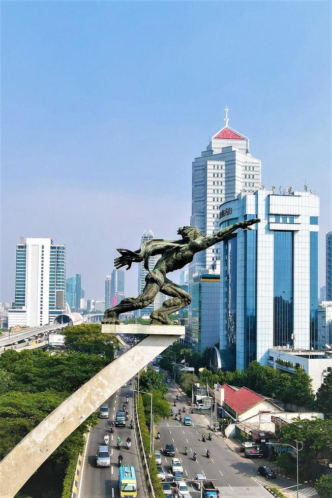 jakarta, indonesien, 2022 - vacker flygvy, trafik och affärscenter på jalan patung pancoran. foto